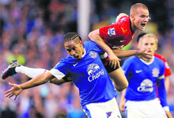Everton's Steven Pienaar (L) challenges Manchester United's Tom Cleverley during their match in Liverpool on Monday. Everton won 1-0. 