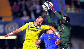 Reading�s Noel Hunt (L) catches Chelsea's Gary Cahill (C) in the face as goalkeeper Petr Cech claims the ball in London on Wednesday.