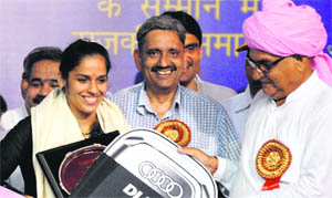 Saina Nehwal recieves the keys to a car from Haryana Chief Minister Bhupinder Hooda on Sunday. 
