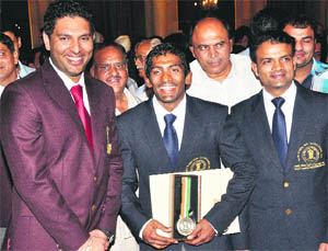  Yuvraj Singh, Yogeshwar Dutt and Vijay Kumar after getting their awards. 