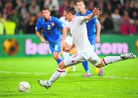 England�s Frank Lampard scores off a penalty kick in their 2014 World Cup qualifying match against Moldova on Saturday