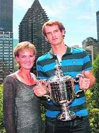 Andy Murray and his mother pose with the US Open trophy during his New York City trophy tour