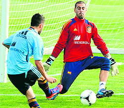 Spain�s David Villa trains with goalkeeper Victor Valdes near Madrid on Wednesday, ahead of their World Cup 2014 qualifiers