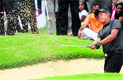 Thaworn Wirantchant hiting out of a bunker