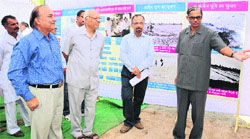 Dhyan Pal Singh and Dr Dinesh Kumar Sharma inspect the stalls put up in the Kharif Kisan Mela at Moi-Majri village in Sonepat district. Photo by writer