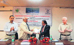 HS Chahal (Second from left) hands over a memento to Vinayak Konde, GM, VAPSOK, in a seminar at Murthal University. Photo: BS Malik