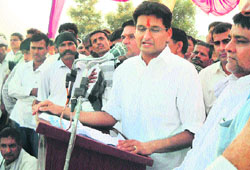 Congress MP Deepender Singh Hooda addresses villagers in Jetpur in Rewari district. Photo by writer
