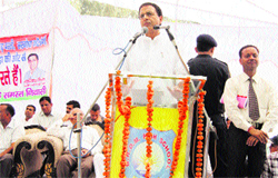 Randeep Singh Surjewala, PWD, Industries and Public Affairs Minister, addresses a public meeting at a local municipal ward in Kaithal. Photo by writer