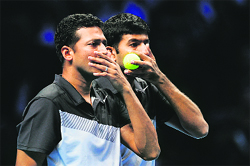 Mahesh Bhupathi and Rohan Bopanna strategise during their win. 