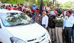 Members of the joint action committee try to block MP Paramjit Kaur Gulshan's way in Faridkot on Tuesday