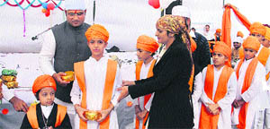 MP Ashok Tanwar gives awards to children at Akal Academy in Fatehabad. 