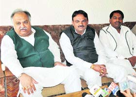 The Speaker, Haryana Vidhan Sabha, Kuldeep Sharma (Left) talks to mediapersons at PWD rest house, Sonepat, recently