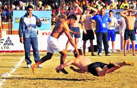 Players from Italy and Scotland in action during their match.