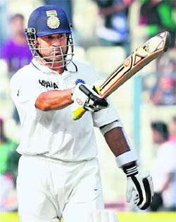 Sachin Tendulkar�s knock of 76 runs helped India survive Day 1 of the third Test. 