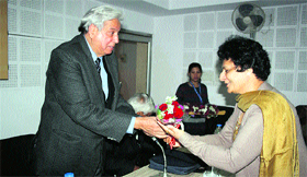 Dr Sushma Arya, Principal, DAV College of Girls, welcomes a distinguished guest, Dr Abhay Maurya.