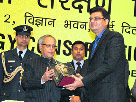 President Pranab Mukherjee honours RK Gupta, Senior Divisional Electrical Engineer, in New Delhi.