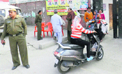 Police personnel keep a vigil outside the main gate of GVM Girls College at Sonepat. Photo by writer&nbsp;