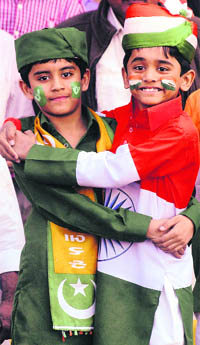 India, Pakistan supporters show camaraderie