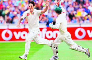 Mitchell Johnson (L) celebrates with wicketkeeper Matthew Wade (R) on the third day at the MCG. 