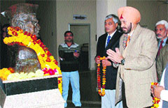 Lt Gen DDS Sandhu, VC, Kurukshetra University, pays floral tributes to Bharat Ratna Gulzari Lal Nanda in Kurukshetra. Photo: DR Vij