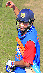 MS Dhoni writhes in pain