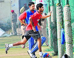 MS Dhoni watches Bhuvneshwar bowl to Gambhir