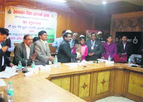 Deputy Commissioner Pankaj Aggarwal hands over the certificate of sanctioned amount to Shushma, a student of GVM Girls College, Sonepat, on the occasion of launching of the DBT scheme