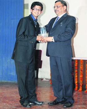 Chaman Lal, Engineer-in-Chief, Haryana Agriculture Marketing Board, gives away a prize to a winning student at TECHSPARDHA-2013 of the National Institute of Technology, Kurukshetra