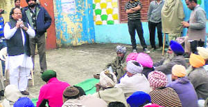 SAD candidate Joginder Pal Jain addresses a nukkar sabha in Moga. 