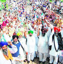 Long queues of farmers on the railway tracks