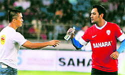 Indian football team captain Sunil Chhetri gives MS Dhoni some tips