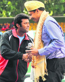 Leander Paes and Mahesh Bhupathi seem to be avoiding eye contact during a felicitation ceremony for Davis Cup stars in Bangalore on Saturday. 