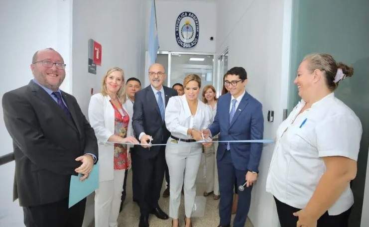 authorities cutting ribbon of argentinian consulate in playa del carmen