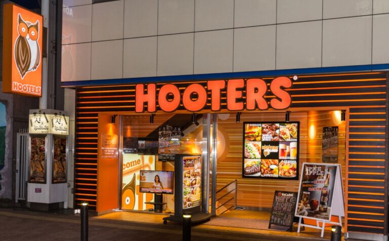 hooters logo