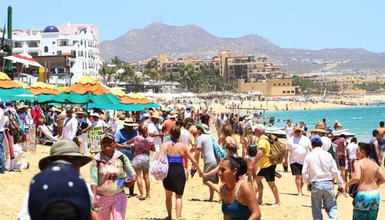 tourists-los-cabos-beach-long-weekend