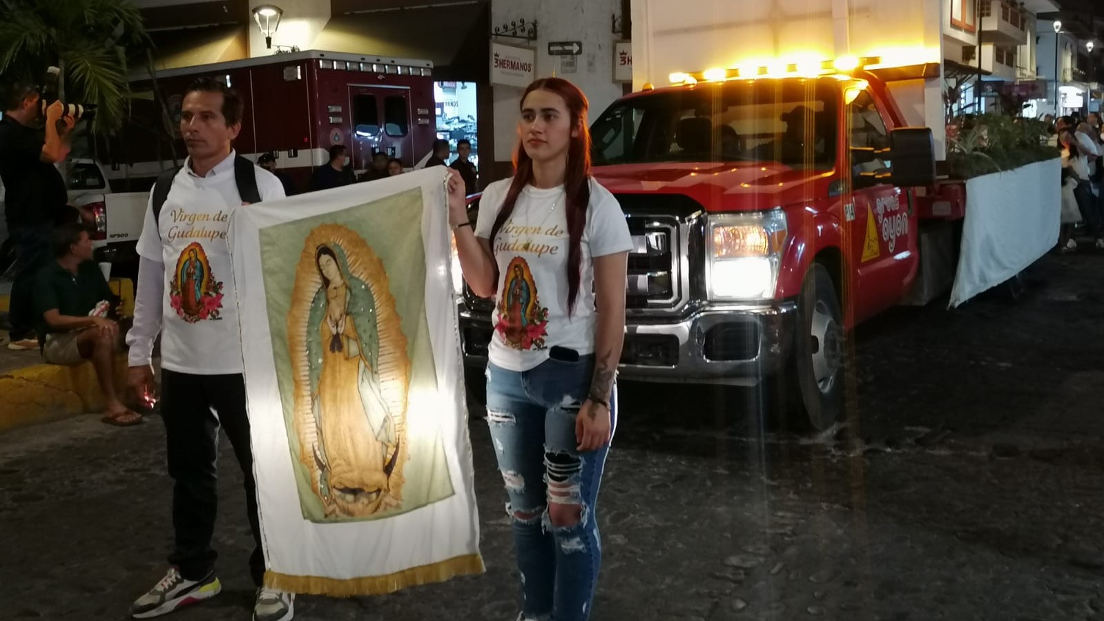 pilgrims carrying the image of Guadalupe virgin