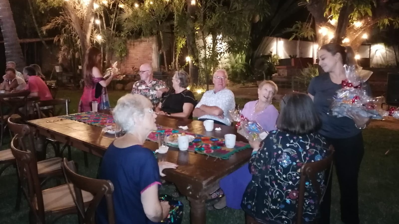 women talking at the Hospiten My Health posada