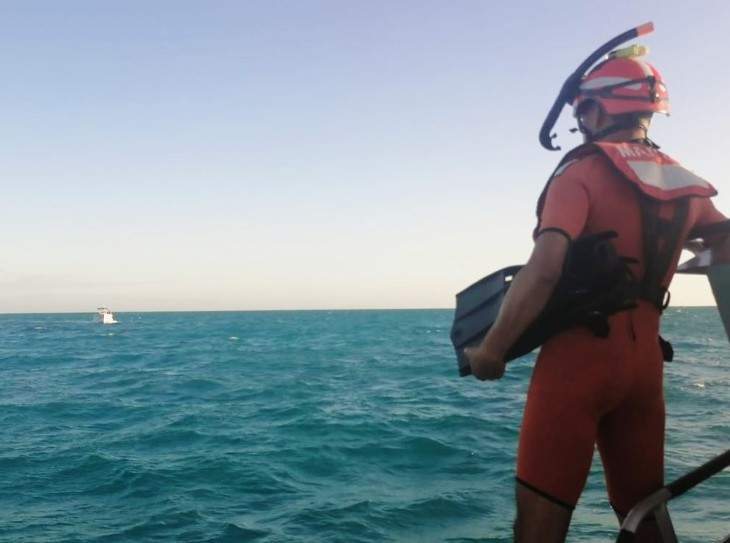 Diver watching the grounded bot in Cancun