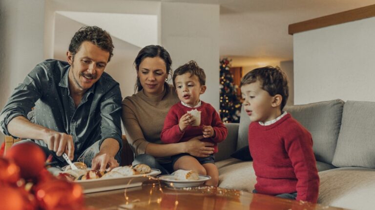 family sharing rosca de reyes
