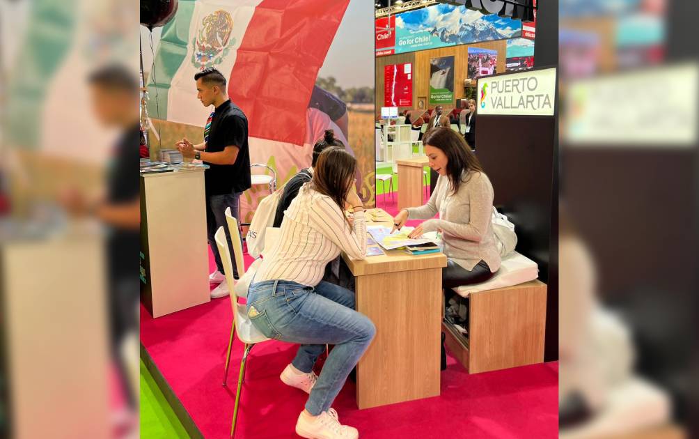 women talking at the fitur stand of Puerto Vallarta