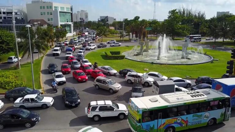 traffic on a Cancun roundabout