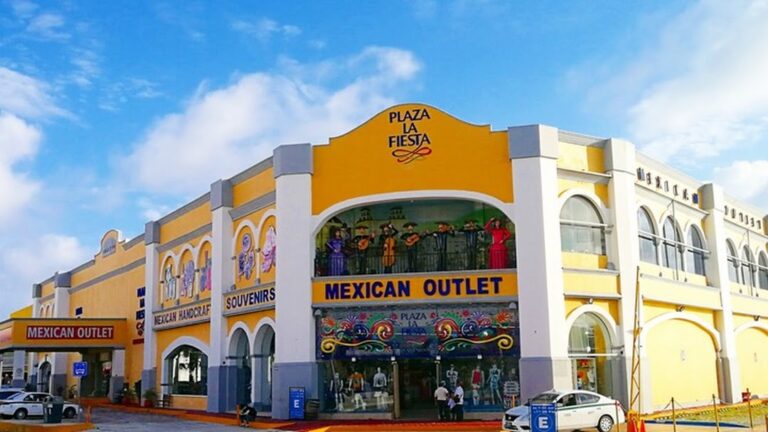 Plaza La Fiesta in Cancun