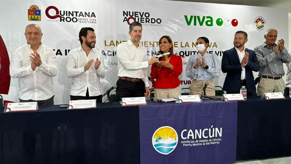 Officials announcing new Quito to Cancun flight