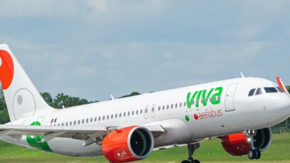 Vivaaerobus plane on Cancun airplane tarmac