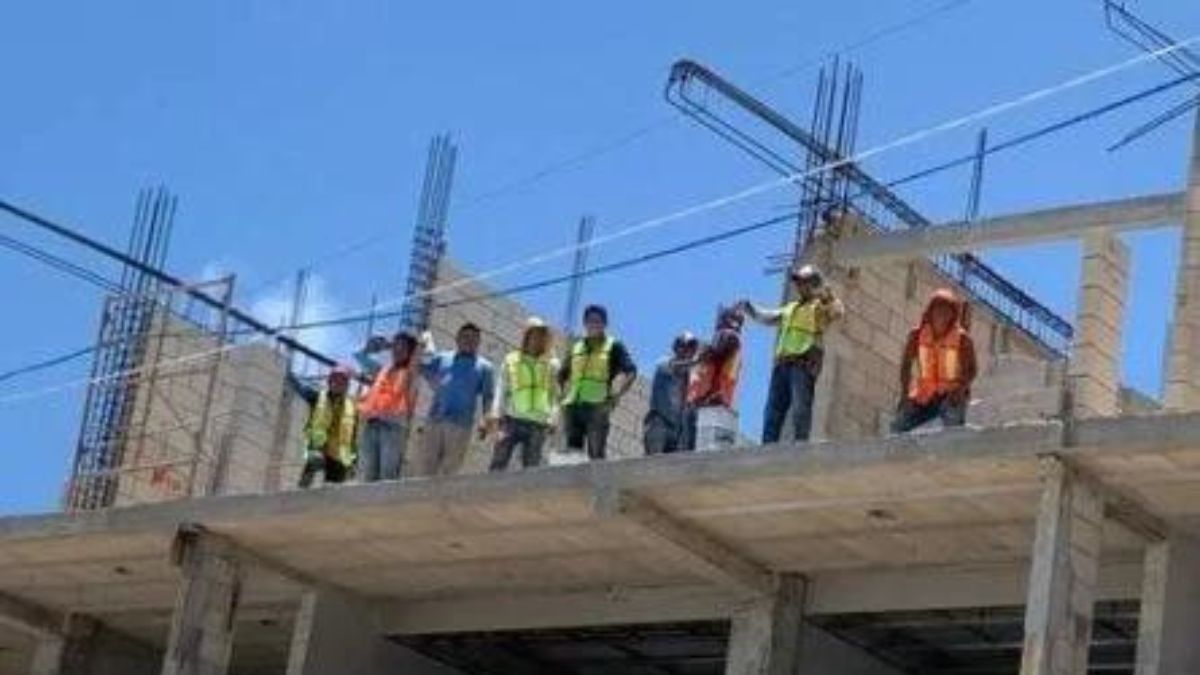 Construction workers in Mahahual