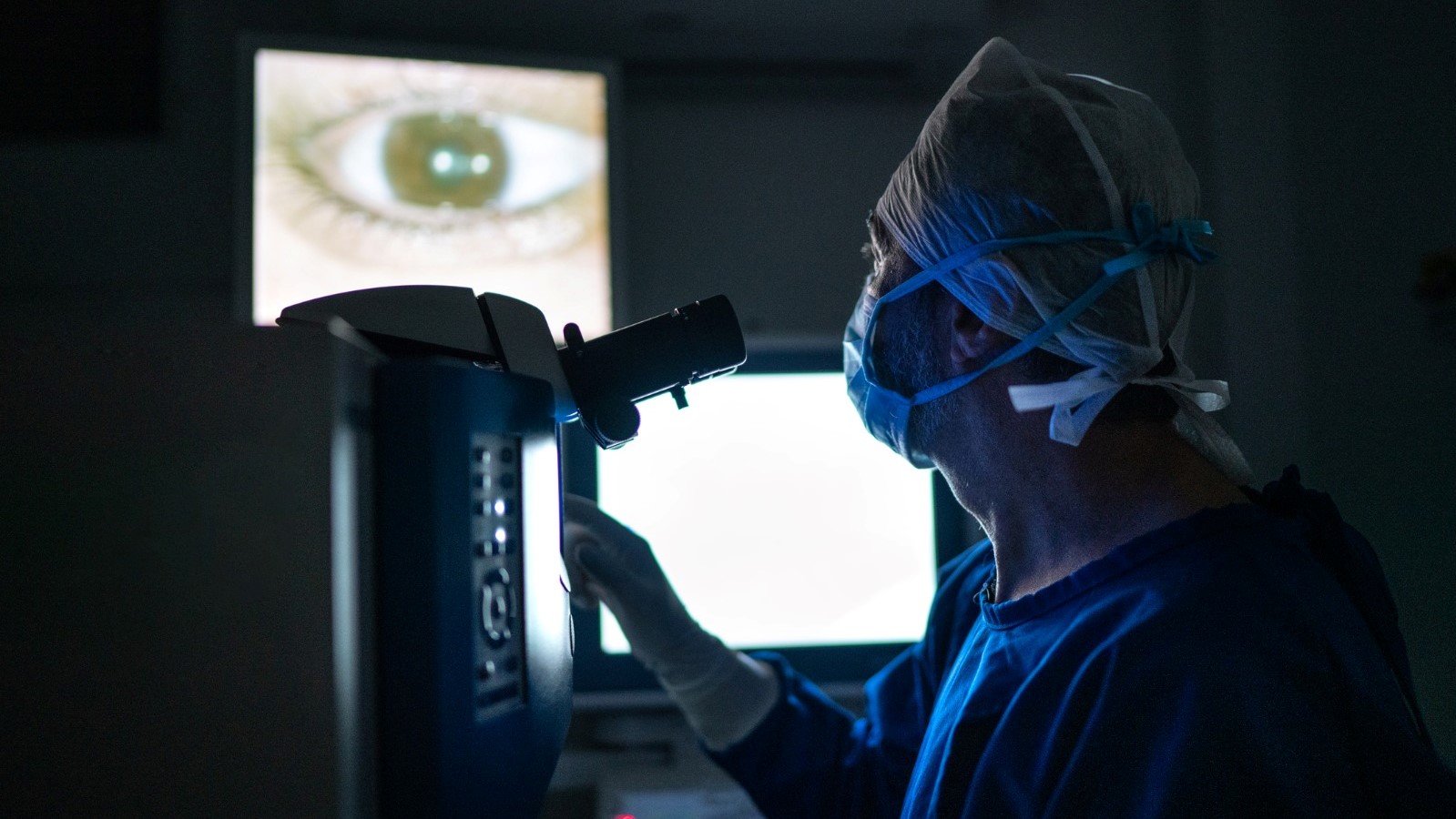 eye doctor watching an eye with cataracts