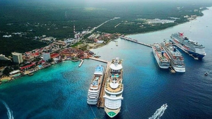 Cruise ships at Mexican Caribeean port