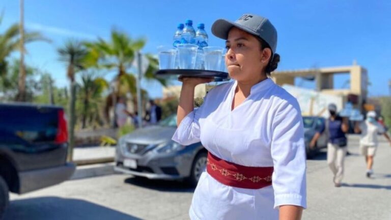 waiters working al Los Cabos hotel