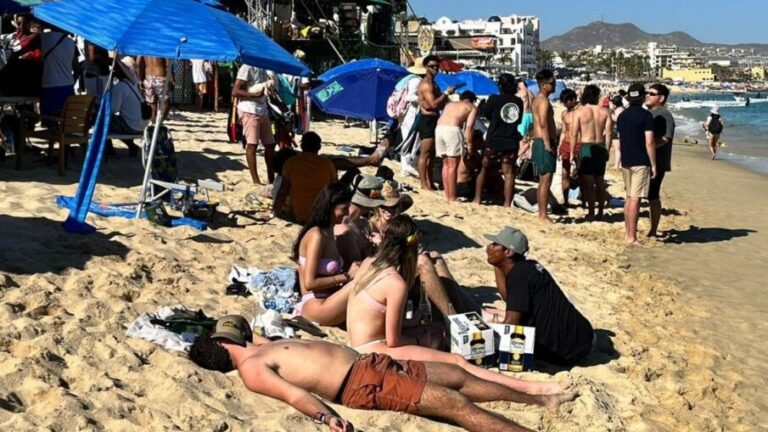 Tourists on the beach at Los Cabos