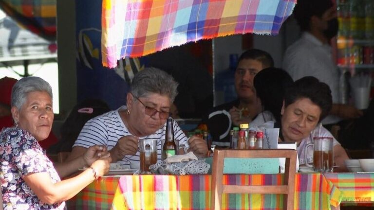 Women eating in a restaurant in Los Cabos